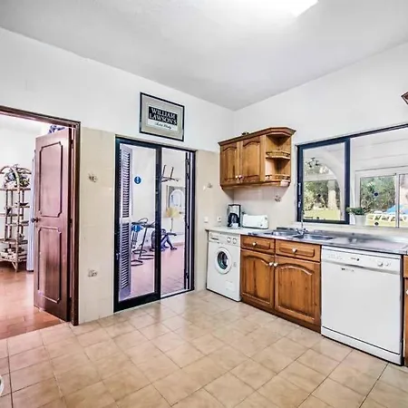 Sleeps 6 With Pool Air Con And Wifi וילהמורה