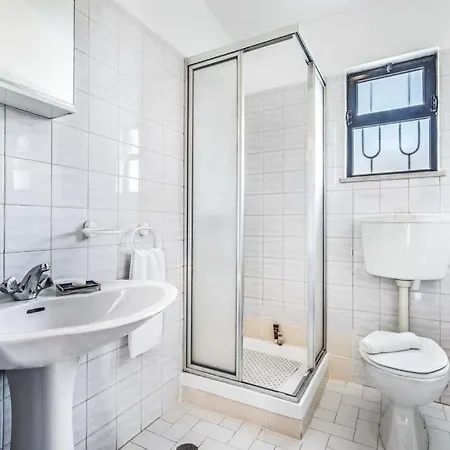 Sleeps 6 With Pool Air Con And Wifi וילה